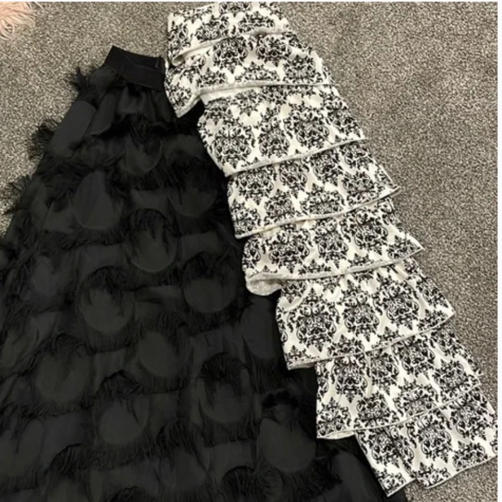 B/W Dainty jewels skirt